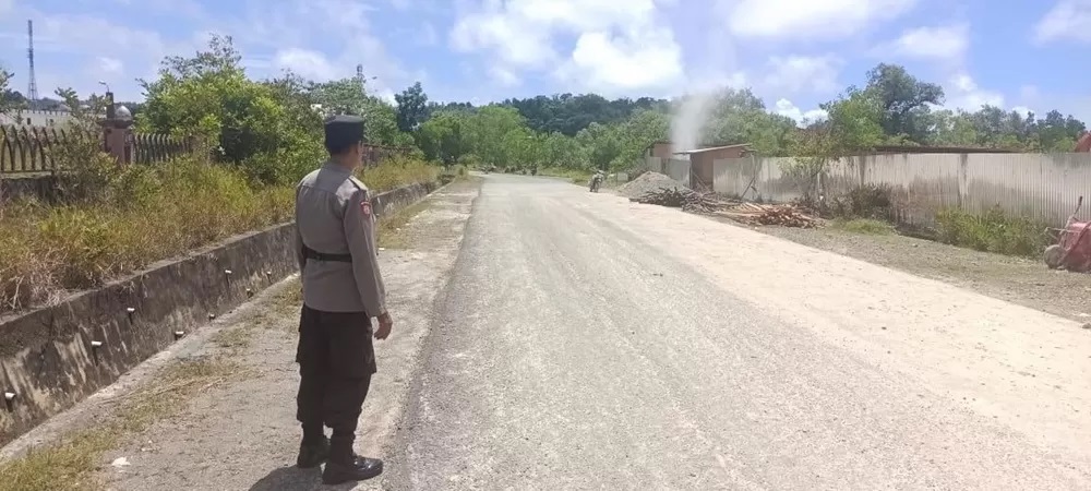 SEMBURAN GAS: Pihak kepolisian mensterilkan area semburan gas agar tidak ada korban jiwa. FOTO: ISTIMEWA