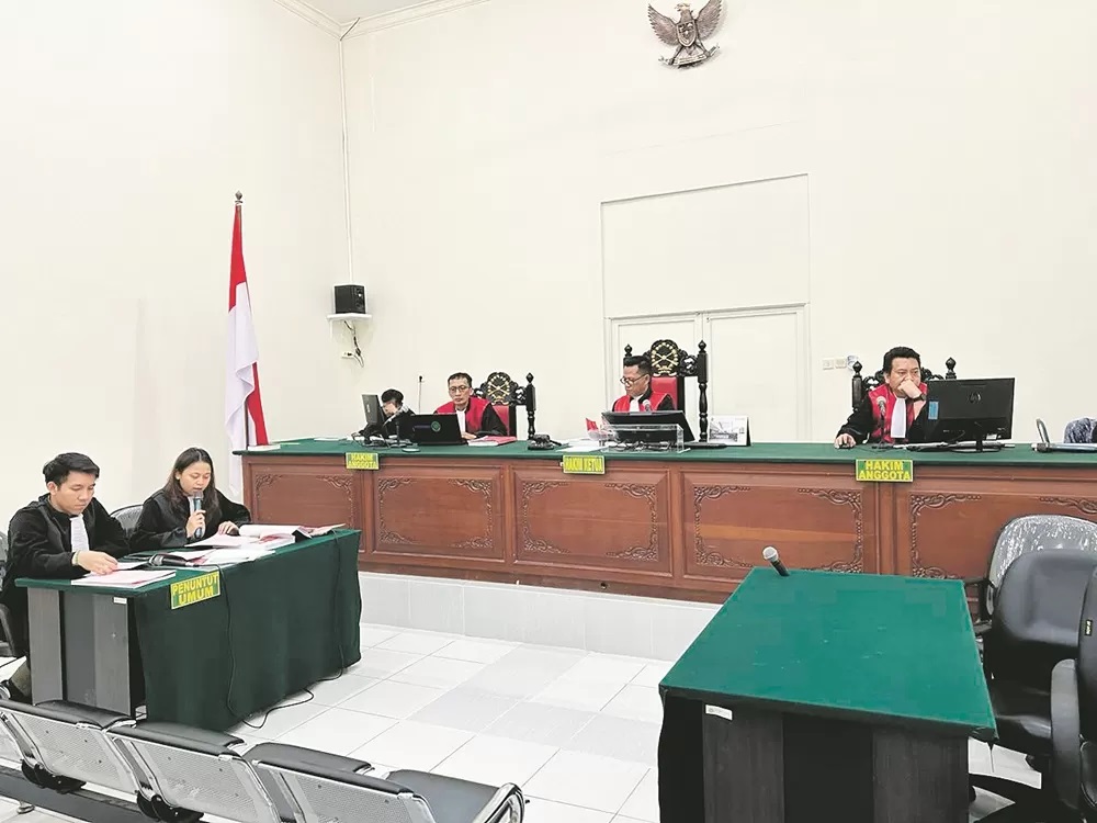 BACAKAN DAKWAAN: JPU yang membacakan dakwaan dalam perkara pelanggaran pidana pemilu dengan perbuatan melakukan pencoblosan lebih dari satu kali. FOTO: ELIAZAR/RADAR TARAKAN