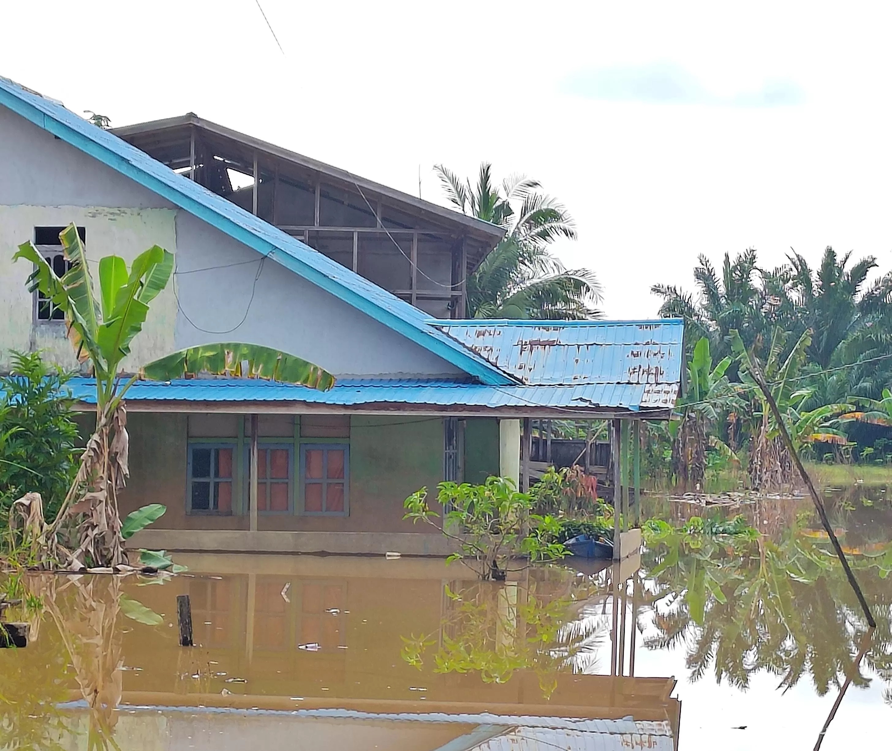 Banjir merendam rumah warga bantaran Sungai Landak di Kota Ngabang, Selasa (2/4). (MIFTAHUL KHAIR/PONTIANAK POST)
