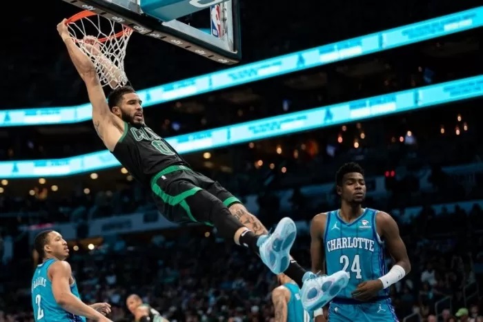 Forward Boston Celtics Jayson Tatum melepaskan dunk pada kuarter ketiga laga NBA antara Charlotte Hornets dan Celtics di Spectrum Center, Charlotte, North Carolina. (Getty Images)