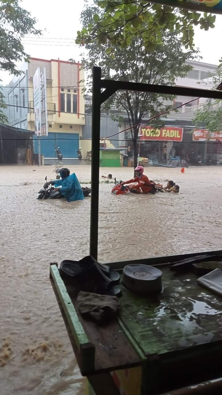 HUJAN. Curah hujan diprediksi meningkat di bulan April.