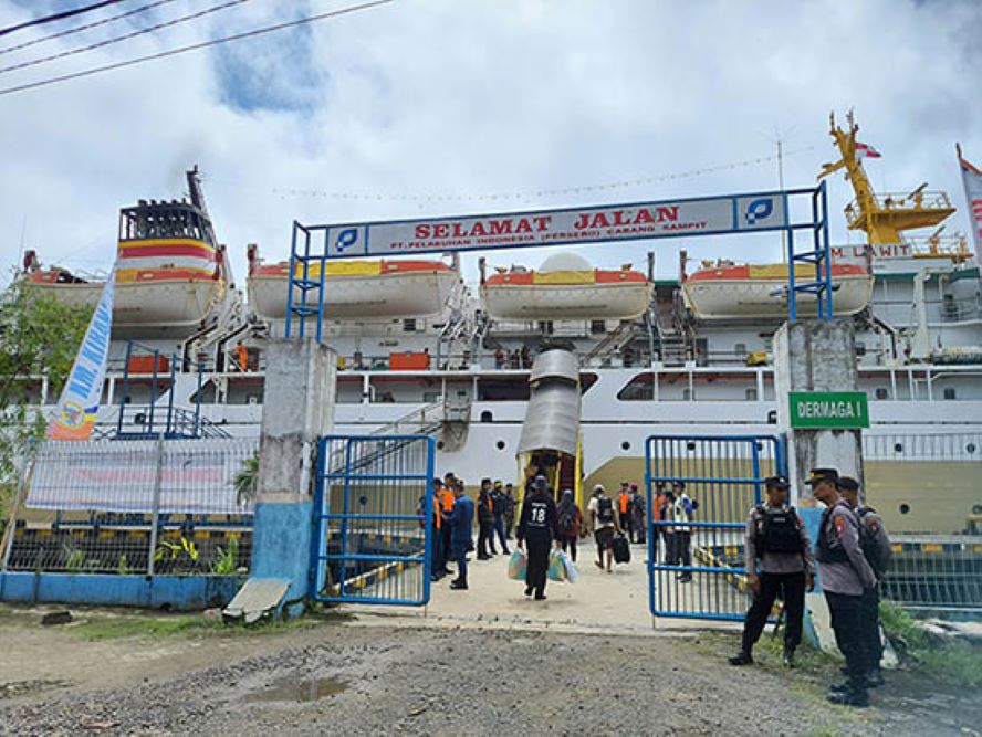 SIAP BERANGKAT: Pemudik dari Pelabuhan Sampit memasuki kapal yang siap berangkat menuju Surabaya, Selasa (2/4/2024).&nbsp;(HENY/RADAR SAMPIT)