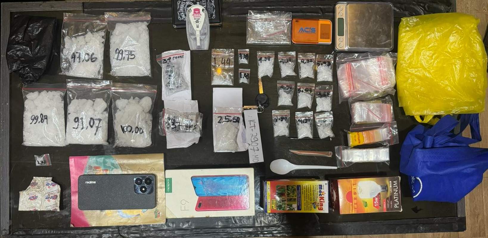 JADI BUKTI: Total barang bukti yang disita dari tangan pelaku yang sebelumnya dibekuk di kawasan Bukit Pinang.&nbsp;