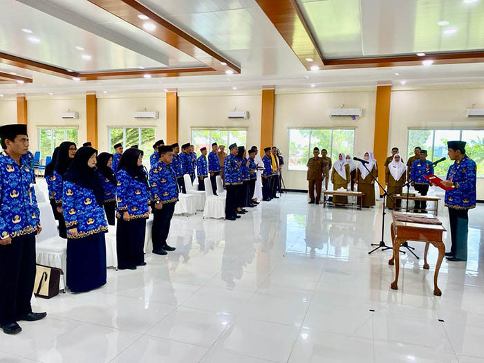 Penjabat (Pj) Bupati Kotawaringin Barat Budi Santosa melantik puluhan Kepala Sekolah, Pengawas dan Penilik sekolah jenjang SD-SMP di aula pemkab, Senin (1/4/2024). (Slamet Harmoko/Radar Sampit)