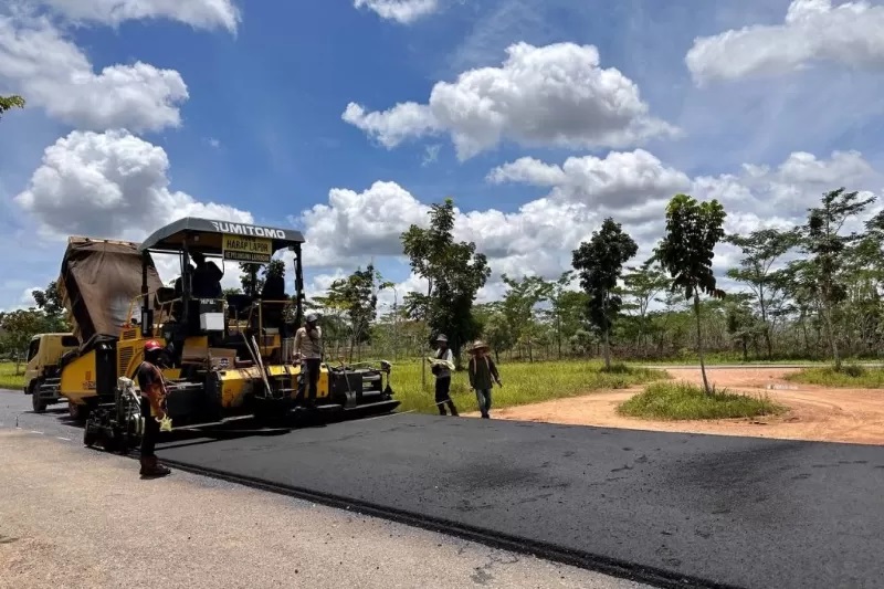 PERBAIKAN: Dinas PUPR Kalsel melakukan upaya perbaikan badan jalan yang rusak jelang momen mudik Lebaran 2024. (FOTO: MEDIA CENTER KALSEL UNTUK RADAR BANJARMASIN)