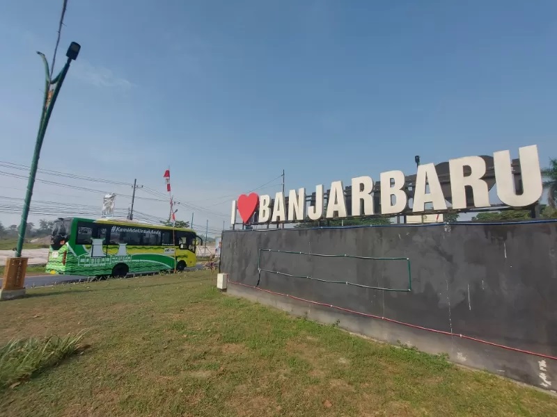 MELINTAS: Bus saat melintas di Banjarbaru. Sistem dan infrastruktur transportasi di kota ini jadi sorotan akademisi ULM. (FOTO: FADLAN ZAKIRI/RADAR BANJARMASIN)