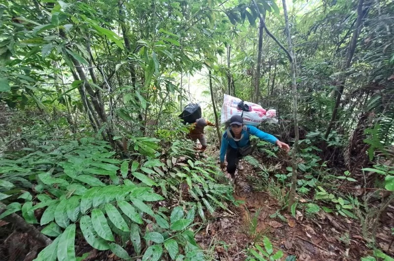 MENGURAS TENAGA: Porter ketika menjajal Tanjakan Maikang. Ini salah satu rute berat yang mesti dilalui ketika menuju Auh Gayaha. (Foto: Wahyu Ramadhan/Radar Banjarmasin)