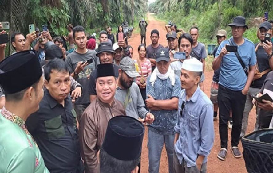 REDAM SITUASI: Bupati Kotim Halikinnor bersama sejumlah pejabat terkait saat turun ke lahan sengketa di Desa Pelantaran antara Hok Kim vs Acen, Minggu (31/3/2024). (DISKOMINFO KOTIM)