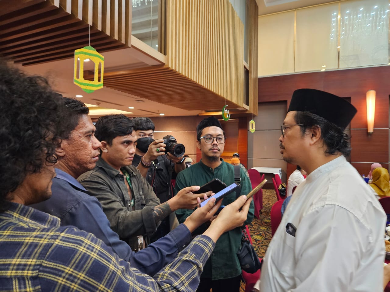 Memberikan keterangan pers kepada awak media.