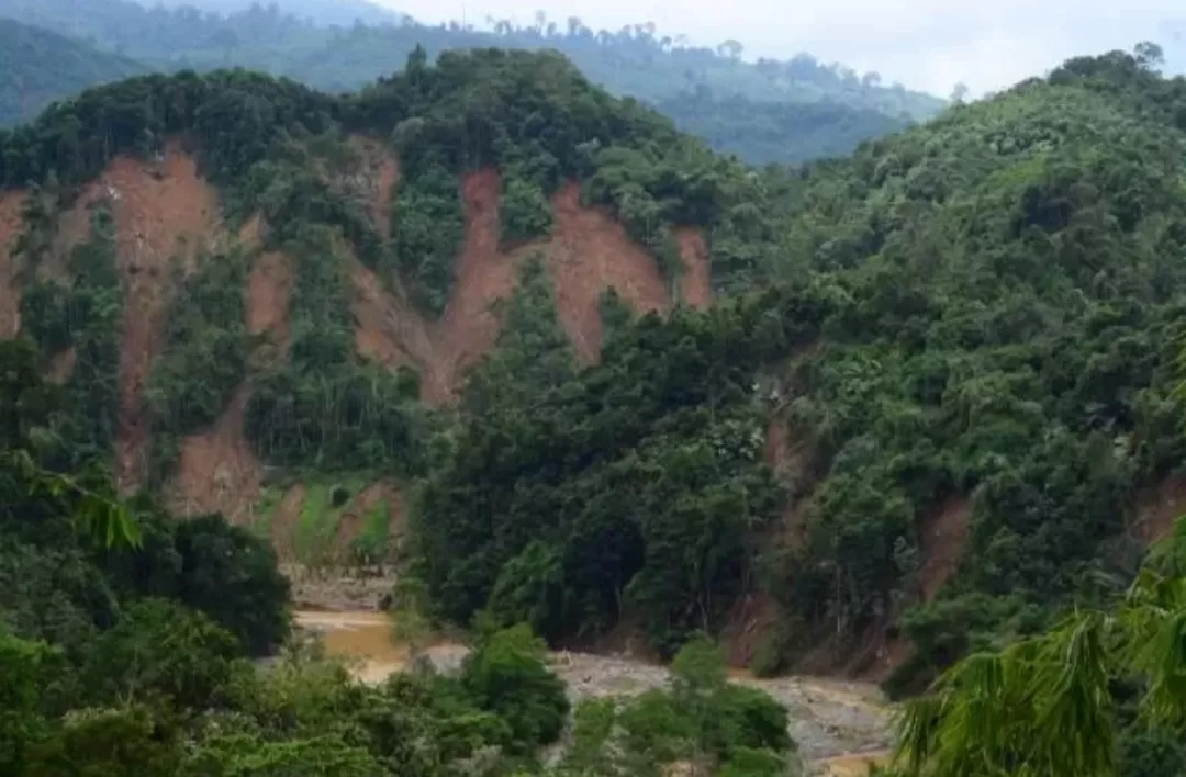 Pegunungan Meratus belum lama tadi. (FOTO: WAHYU RAMADHAN/RADAR BANJARMASIN)