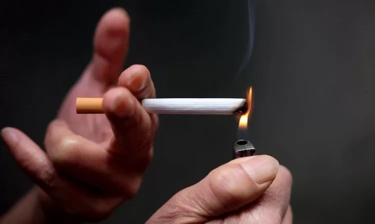 Langsung merokok saat berbuka puasa bisa menjadi kebiasaan yang merugikan kesehatan tubuh Anda. (Freepik)
