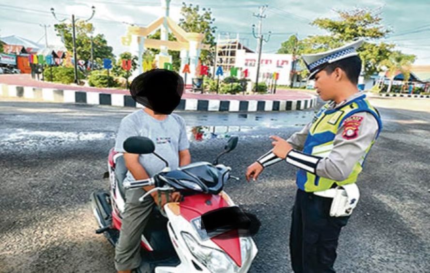 PERIKSA : Personel Satlantas Polres Seruyan memeriksa pengendara sepeda motor yang tidak mengenakan helm.