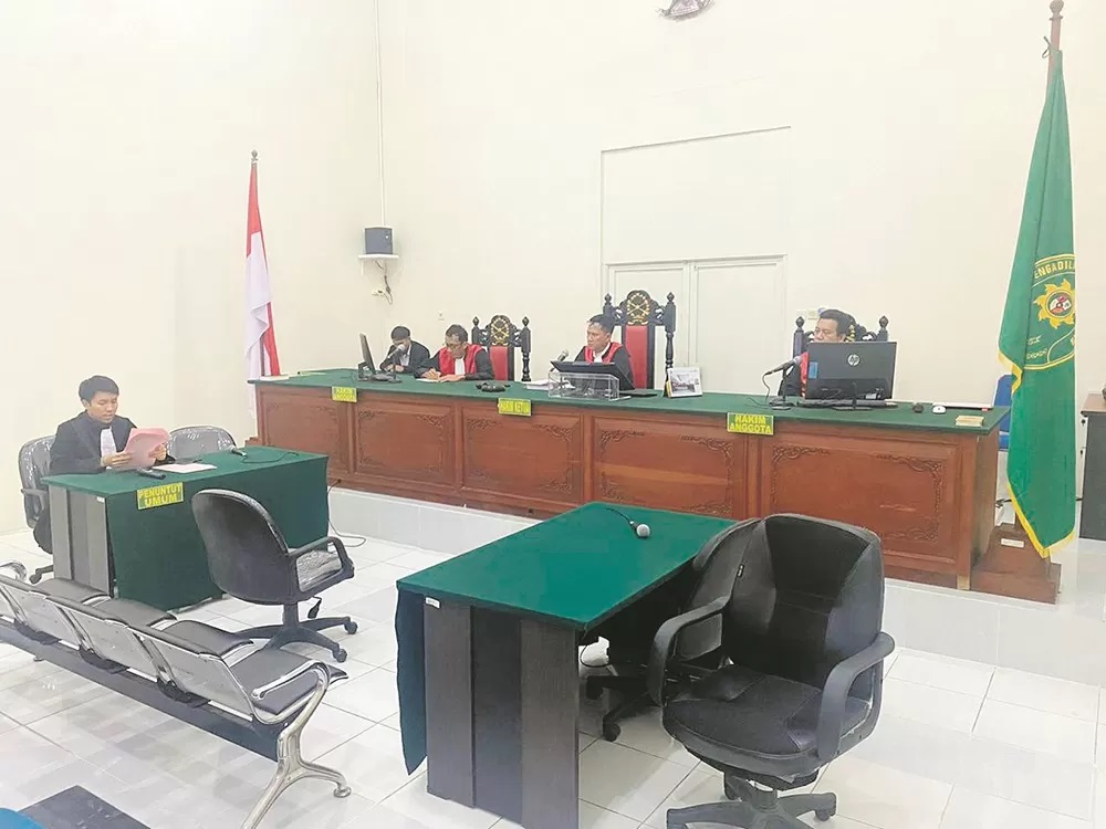 BACAKAN TUNTUTAN: JPU yang membacakan tuntutan dalam perkara pelanggaran pidana pemilu dengan perbuatan melakukan pencoblosan lebih dari satu kali. FOTO: DOK KEJARI TARAKAN