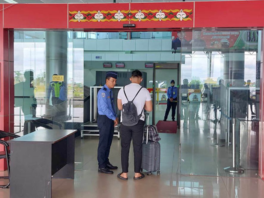 KIAN SIBUK: Bandara Tjilik Riwut semakin dipadati calon penumpang masa musim mudik Lebaran tahun ini, Selasa (2/4/2024). (DODI/RADAR SAMPIT)