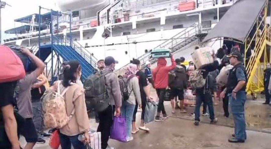 MENINGKAT: Suasana arus mudik di Pelabuhan Sampit, Rabu (3/4/2024). Penumpang menaiki kapal yang akan mengangkut mereka ke Jawa. (Istimewa)