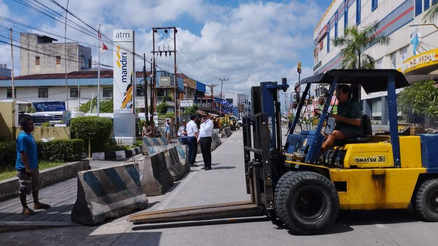 CEGAH MACET: Menggunakan forklift untuk memindahkan pembatas jalan di sekitar Jalan Pulau Irian, Kecamatan Samarinda Kota, Selasa (2/4).
