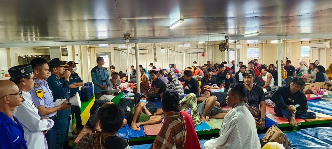 MUDIK. Ribuan penumpang memadati kapal Prince Soya tujuan Parepare, Sulawesi Selatan yang berangkat pada Rabu (3/4). (kis)