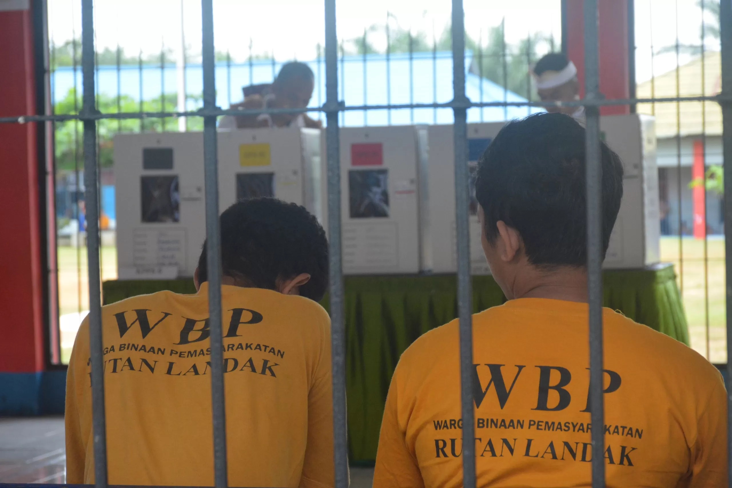 Warga Binaan Rutan Kelas II B Landak mengantre sebelum melakukan pencoblosan pada Rabu (14/2). (MIFTAHUL KHAIR/PONTIANAK POST)