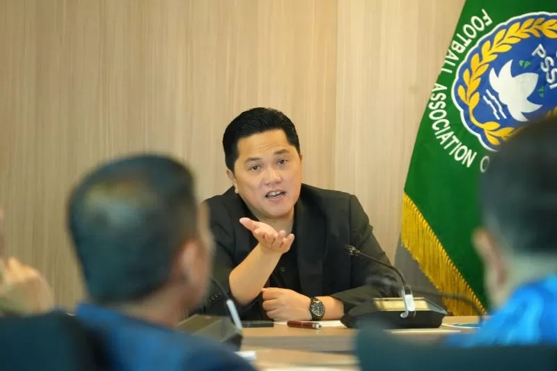 Ketua Umum PSSI Erick Thohir memberikan penjelasan dalam rapat Exco PSSI bersama PT Liga Indonesia Baru (LIB) di Jakarta, Rabu (3/4/2024). (ANTARA/HO-Dok. PSSI)