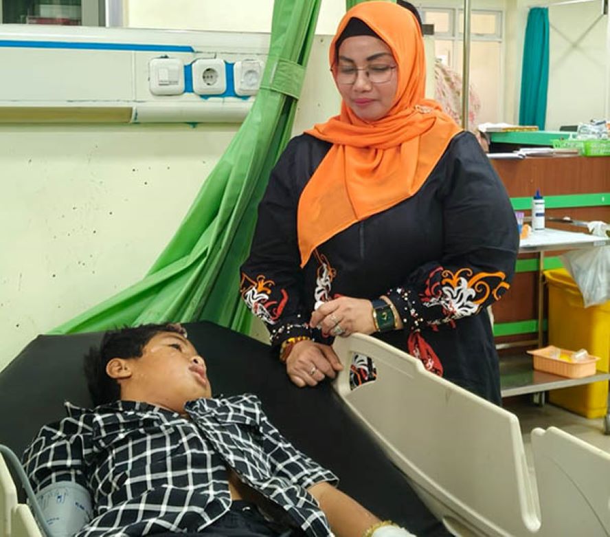 KORBAN KECELAKAAN: Wabup Kotim Irawati saat mengantar korban kecelakaan ke rumah sakit, Kamis (4/4/2024).(Istimewa)