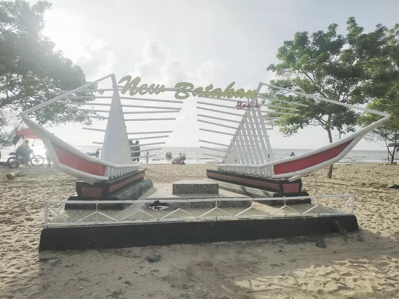 WISATA: Pantai Batakan Baru menjadi salah satu destinasi wisata Tala yang mulai banyak dikujungi wisatawan. (Foto : Norsalim Yahya/Radar Banjarmasin)