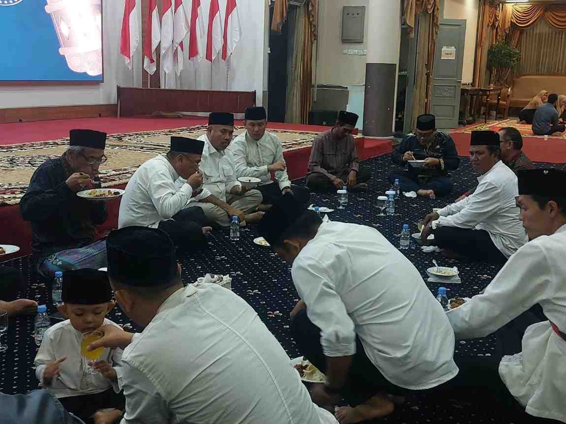 Bupati Kukar Edi Damansyah saat berbuka puasa bersama para Kades, Lurah dan BPD di Pendopo Odah Etam (Elmo/Prokal.co)