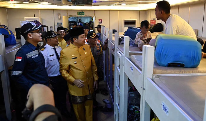 PANTAU MUDIK: Pj Bupati Kotawaringin Barat Budi Santosa didampingi Kepala Cabang DLU Kumai Agus Supriyanto saat meninjau para penumpang di KM Kirana tujuan Kumai - Semarang, Kamis (4/4/2024) (Prokom)