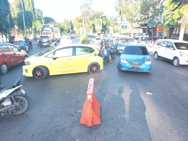 PADAT: Jelang arus mudik Lebaran 2024, kondisi lalu lintas di Jalan A Yani di Banjarbaru tampak mulai padat, Rabu (3/4). (FOTO: FADLAN ZAKIRI/RADAR BANJARMASIN)