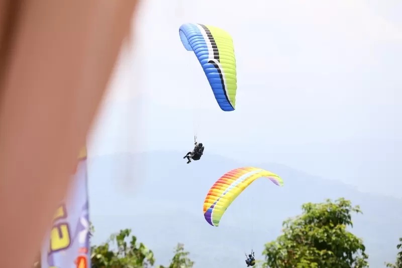TERBANG: Dinas Kehutanan (Dishut) Kalsel bersama UPT Taman Hutan Raya (Tahura) Sultan Adam akan menggelar event olahraga paralayangan dengan skala internasional, Agustus mendatang. (FOTO: M IDRIS JIAN