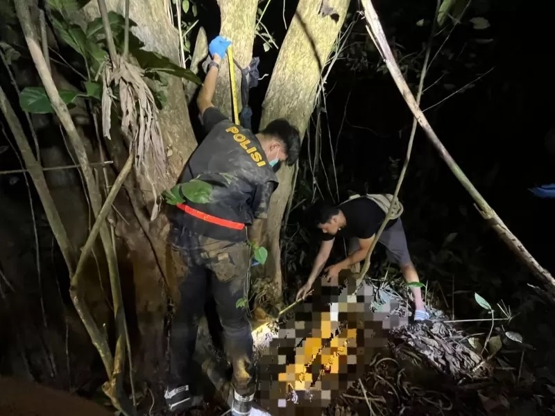 GEGER: Tim Inafis Satreskrim Polres Tabalong melakukan identifikasi tengkorak manusia yang ditemukan di Ujung Murung. (FOTO : POLRES TABALONG FOR RADAR BANJARMASIN)