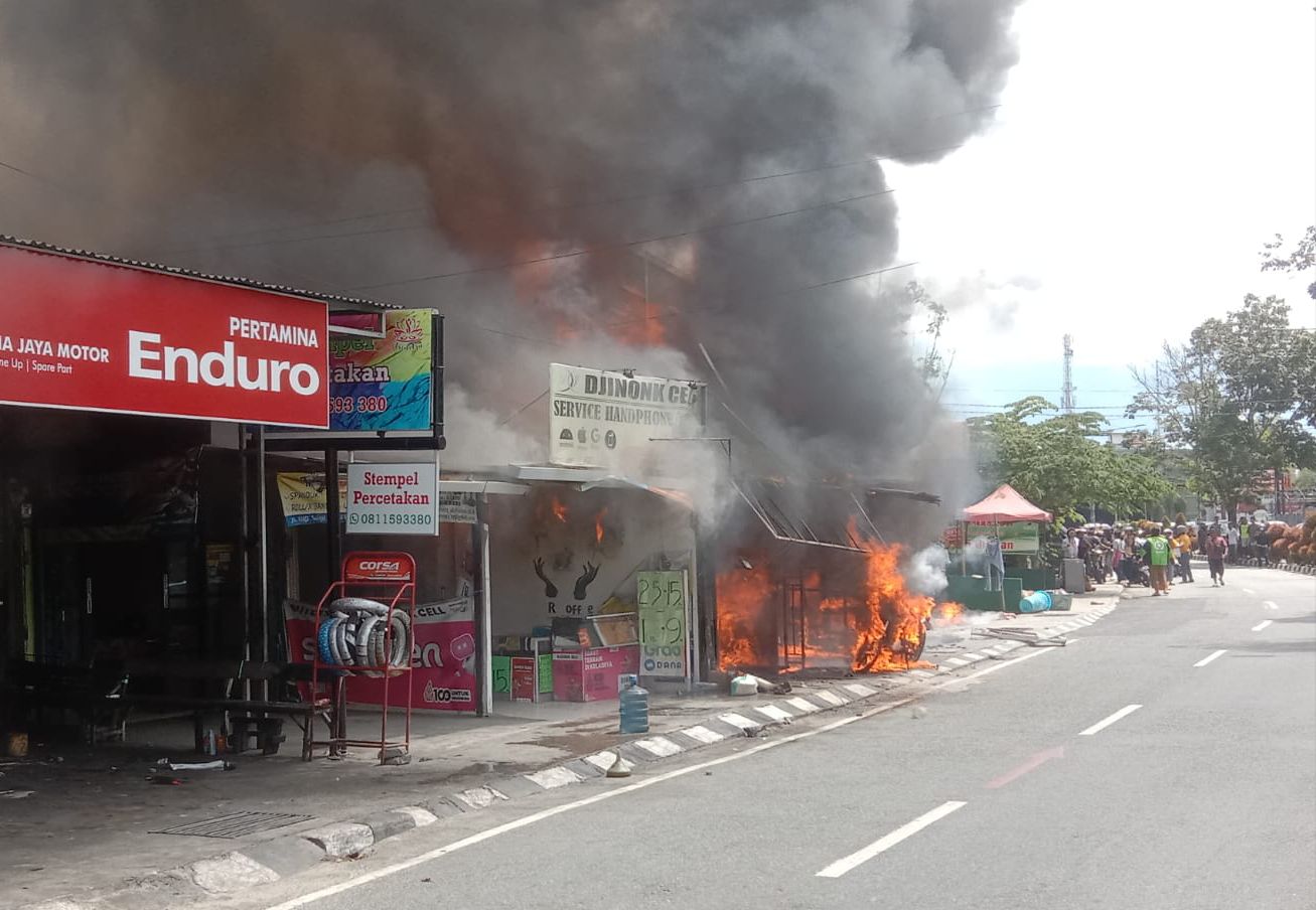 Kebakaran di Sungai Ampal membuat 15 bangunan ludes. Api diduga berasal dari POM Mini yang terbakar.