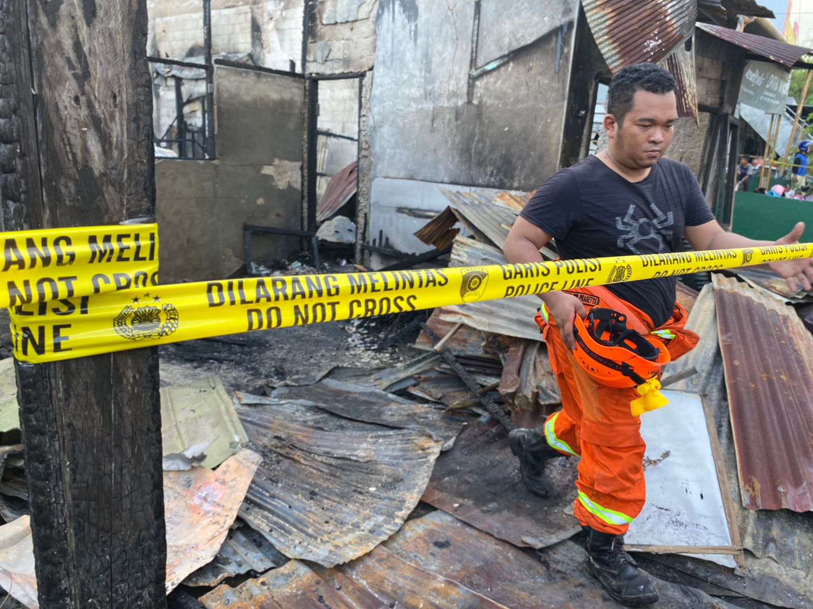 15 bangunan di Sungai Ampal ludes diamuk api. Seorang anak berusia lima tahun diduga kuat jadi korban musibah ini. (Foto : Erik Alfian)