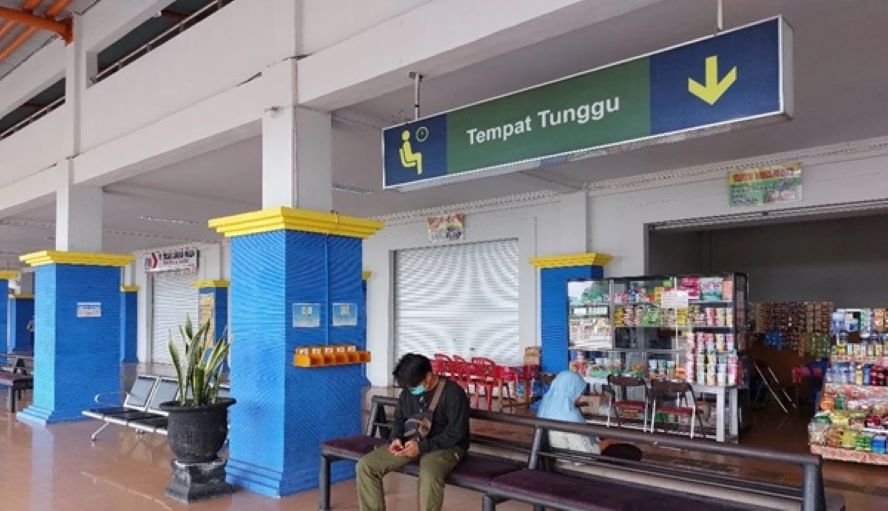 TERMINAL: Salah seorang warga Kota Palangka Raya, usai membeli tiket bus tujuan Kota Sampit, di Terminal AKAP WA Gara Palangka Raya, Kamis (3/4/2024). (ANTARA/Rajib Rizali)