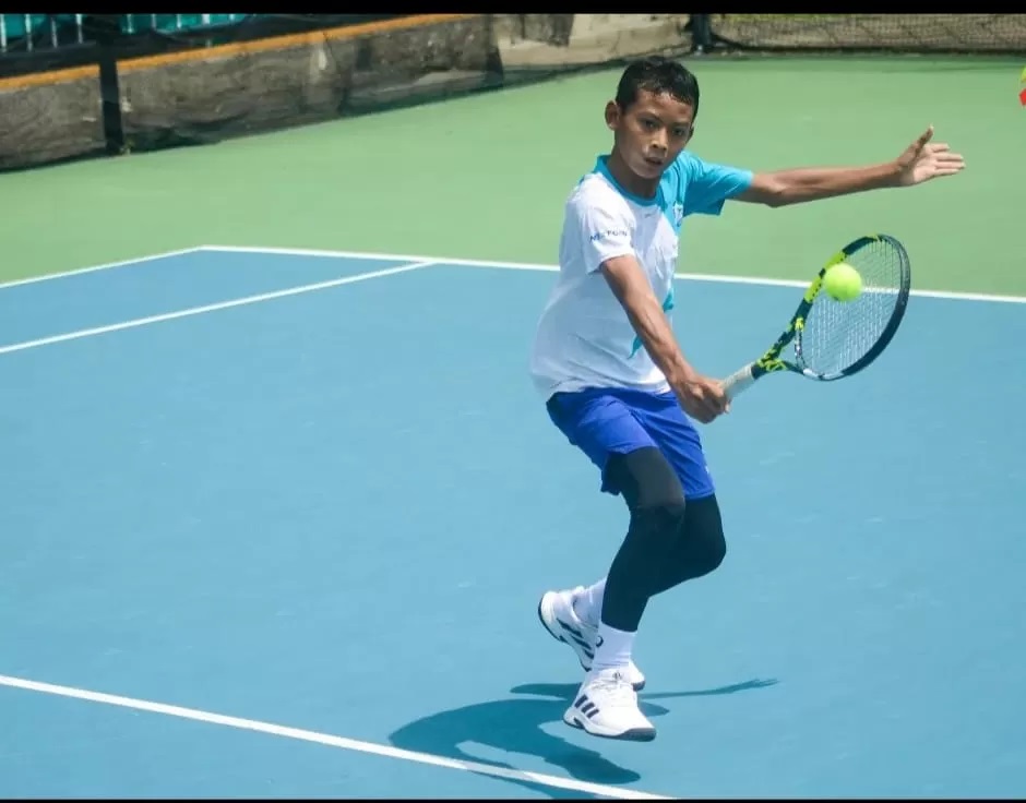 MEMBANGGAKAN: Muhammad Alfaradu Sumirat, atlet tenis lapangan asal Tala akan mewakili Indonesia di Kejuaraan Tenis Lapangan di Kazakstan.(Foto:Rinawati untuk Radar Banjarmasin).