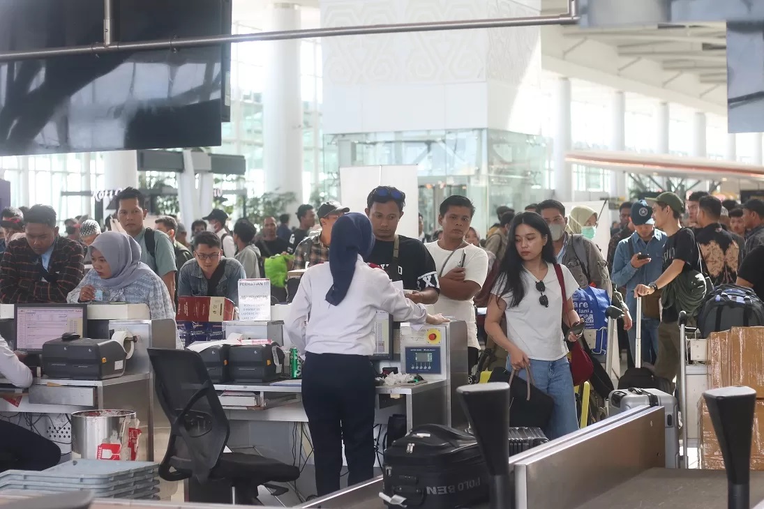 KIAN PADAT: Aktivitas mudik Lebaran yang sudah terlihat di Bandara SAMS Sepinggan Balikpapan.