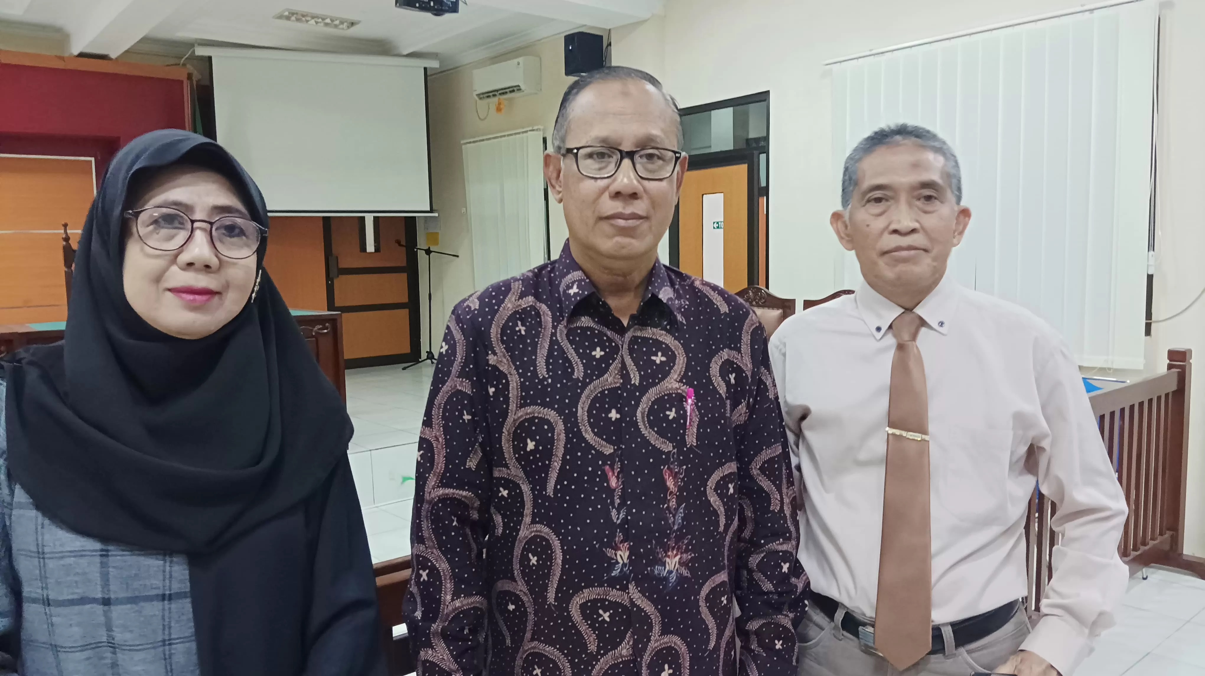 WARGA MENGGUGAT: Saksi Ahli sekaligus Guru Besar Fakultas Hukum Universitas Hasanuddin, Prof Juajir Sumardi (tengah) bersama tim penggugat di PN Balikpapan.