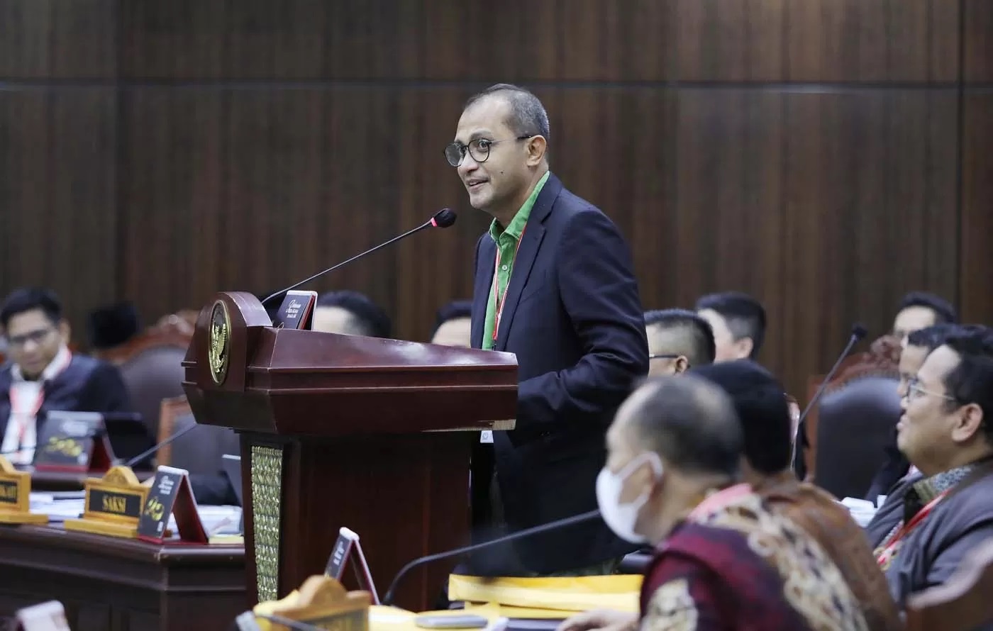 Guru Besar Hukum Pidana Universitas Gadjah Mada Edward Omar Sharif Hiariej atau Eddy Hiariej memberikan keterangan sebagai ahli pihak pasangan calon presiden dan wakil presiden nomor urut 2.