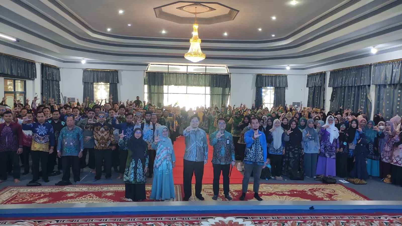 BAHAGIA: Para tutor pendidikan kesetaraan mendapat kenaikan intensif dari Bupati HST, H Aulia Oktafiandi. (Foto: Prokom untuk Radar Banjarmasin)