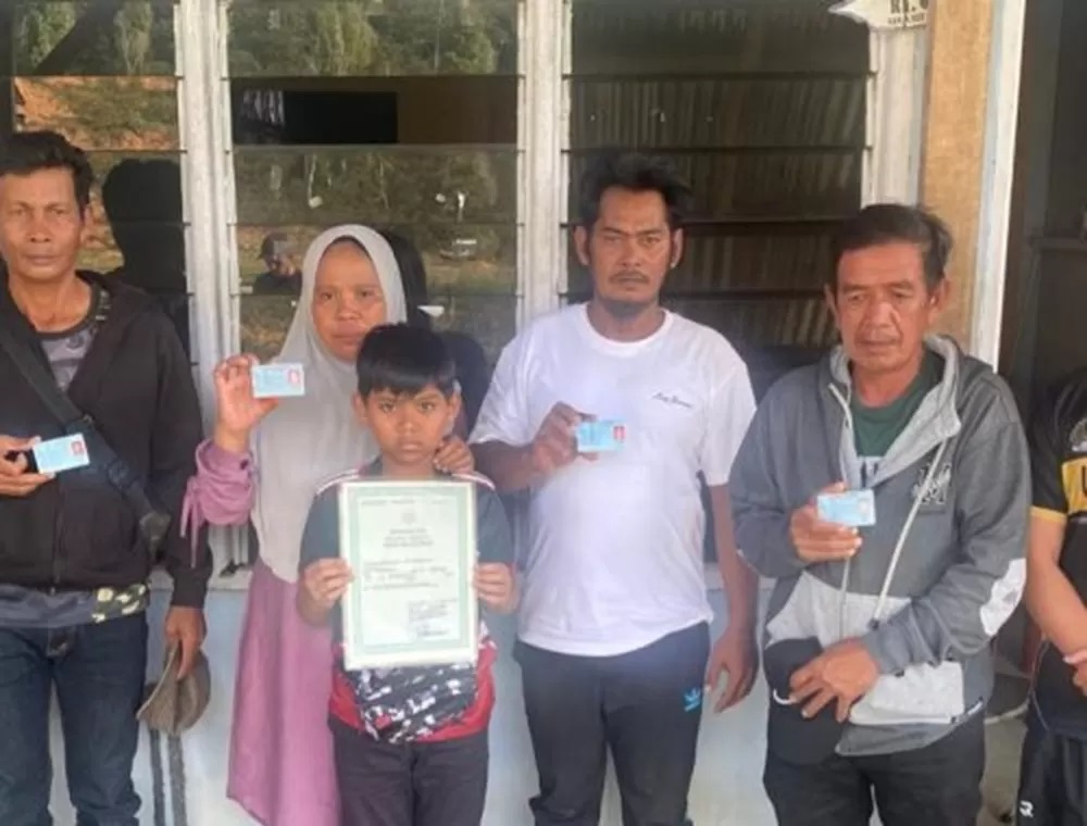 BALIK KE INDONESIA: Sekeluarga PMI kembali ke Indonesia melalui Long Midang. FOTO: DOK IMIGRASI NUNUKAN