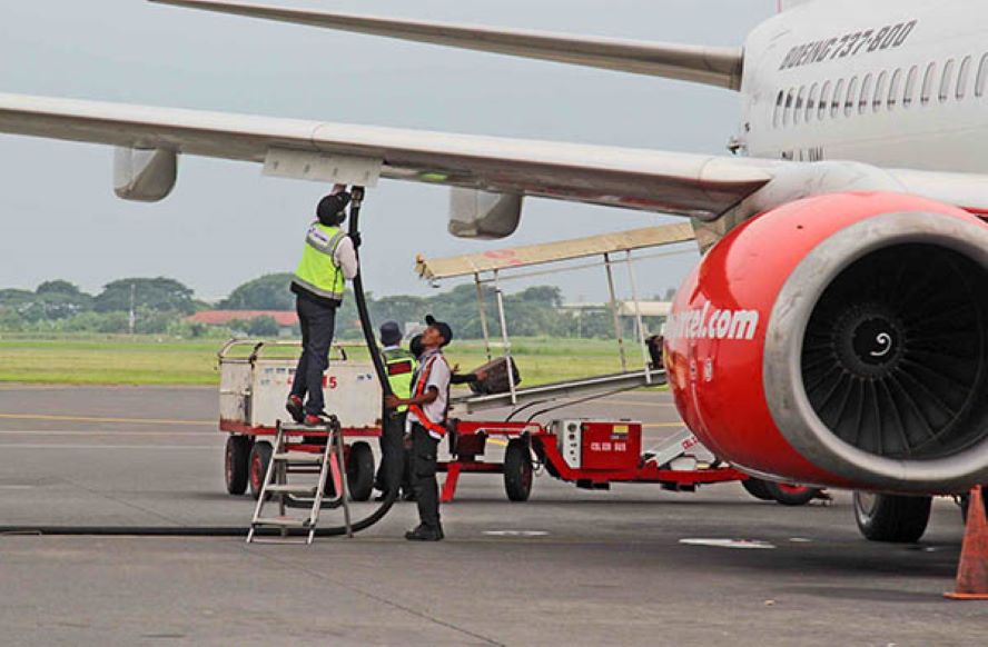 NAIKKAN STOK: Pengisian BBM pesawat di Bandara Internasional Juanda, Rabu (3/4/2024). Pertamina Patra Niaga Jatimbalinus meningkatkan stok semua bahan bakar hingga 15 persen dari hari normal.