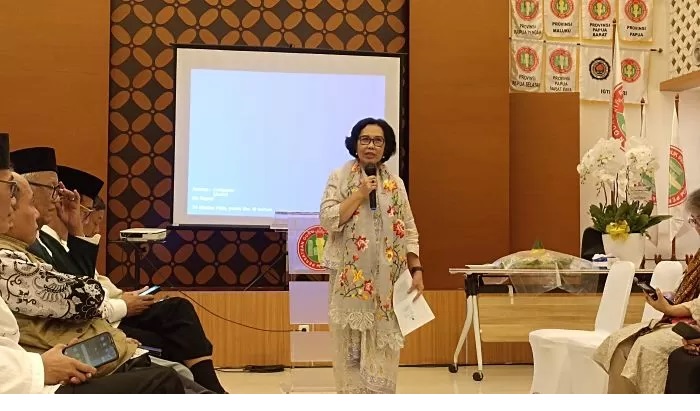 Caption : Ketua Umum Persatuan Guru Republik Indonesia (PGRI) Unifah Rosyidi di Gedung Guru Jakarta (5/4) malam. Hilmi/Jawa Pos