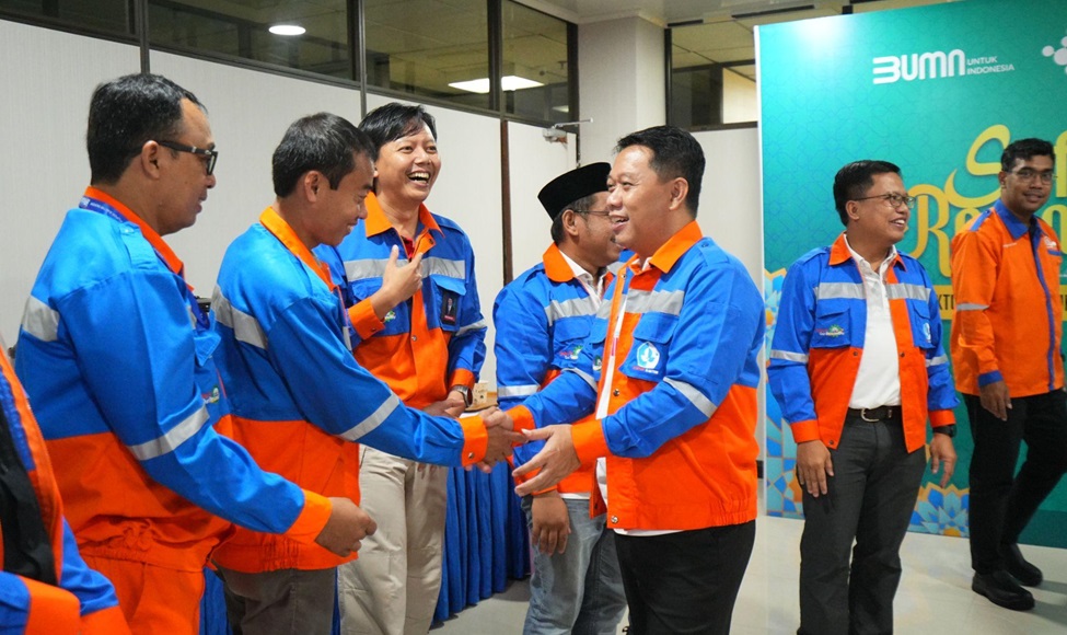 Direktur Utama Pupuk Kaltim, Budi Wahju Soesilo, menyapa langsung para pekerja Pabrik 3 di acara Sahur on the Spot.&nbsp;