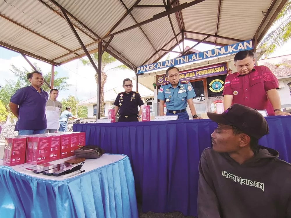 DIAMANKAN: Seorang nakhoda WNA Malaysia dihadirkan dalam konferensi pers penangkapan kosmetik ilegal Lanal Nunukan. FOTO: RIKO ADITYA/RADAR TARAKAN