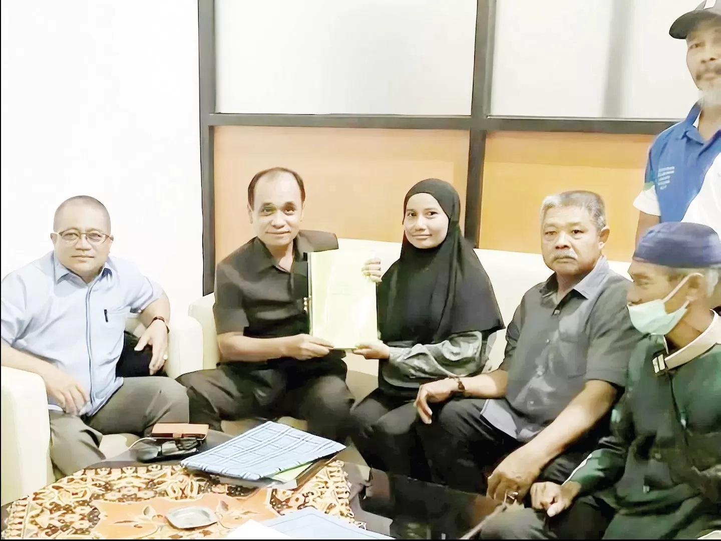 SIAP BANTU: Ketua Komisi I DPRD Kota Banjarbaru, Takyin Baskoro menerima aduan warga terkait persoalan dugaan sengketa lahan.(FIKRI UNTUK RADAR BANJARMASIN)