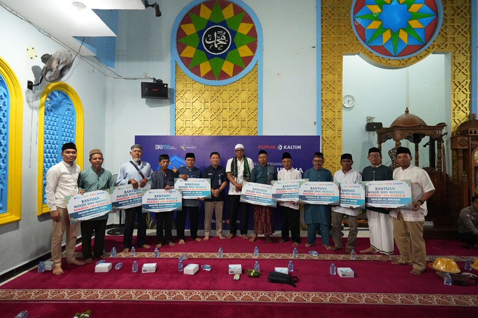 Dalam gelaran Safari Ramadan Pupuk Kaltim 2024, Budi Wahju Soesilo menyampaikan bantuan dari Pupuk Kaltim untuk beberapa masjid dan musala di wilayah Bontang, Kalimantan Timur.