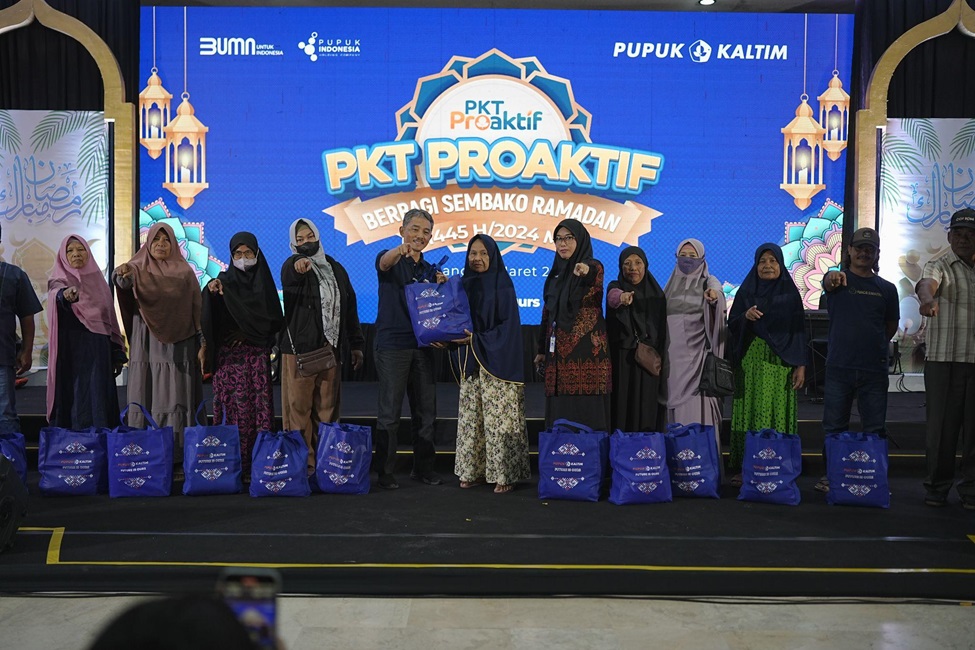 Lewat program PKT Proaktif, Pupuk Kaltim turut berbagi sembako Ramadan kepada berbagai lapisan masyarakat di Bontang. Gatot P. Handoko, SVP Teknik Pupuk Kaltim (empat dari kiri) menyerahkan bantuan.