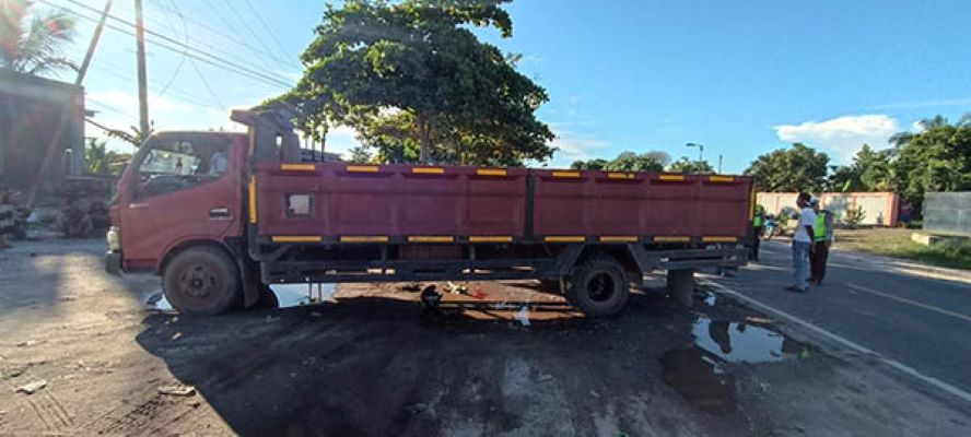 DIHANTAM PEMOTOR: Polisi mengamankan truk fuso yang terlibat kecelakaan di Jalan Jenderal Sudirman kilometer 11, Sampit, Rabu (3/4/2024). (ISTIMEWA/RADAR SAMPIT)