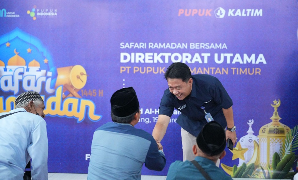Direktur Utama Pupuk Kaltim, Budi Wahju Soesilo, secara langsung menyapa masyarakat yang hadir di Masjid Al-Hikmah, Kelurahan Guntung, Bontang, dalam rangkaian Safari Ramadan Pupuk Kaltim 2024.&nbsp;