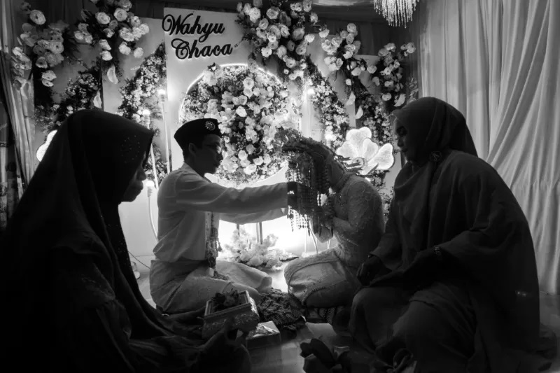 CIUM TANGAN: Salah satu prosesi pernikahan dalam adat masyarakat Banjar (FOTO: WAHYU RAMADHAN/RADAR BANJARMASIN)