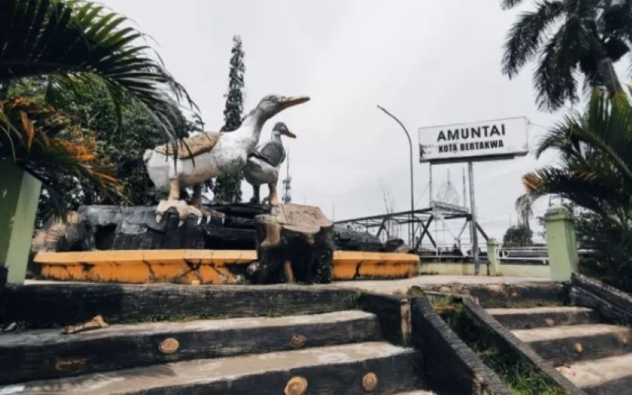 ITIK ALABIO: Maskot itik ini berada di tepian Sungai Negara, Kelurahan Murung Sari Kabupaten HSU. | FOTO M AKBAR/RADAR BANJARMASIN